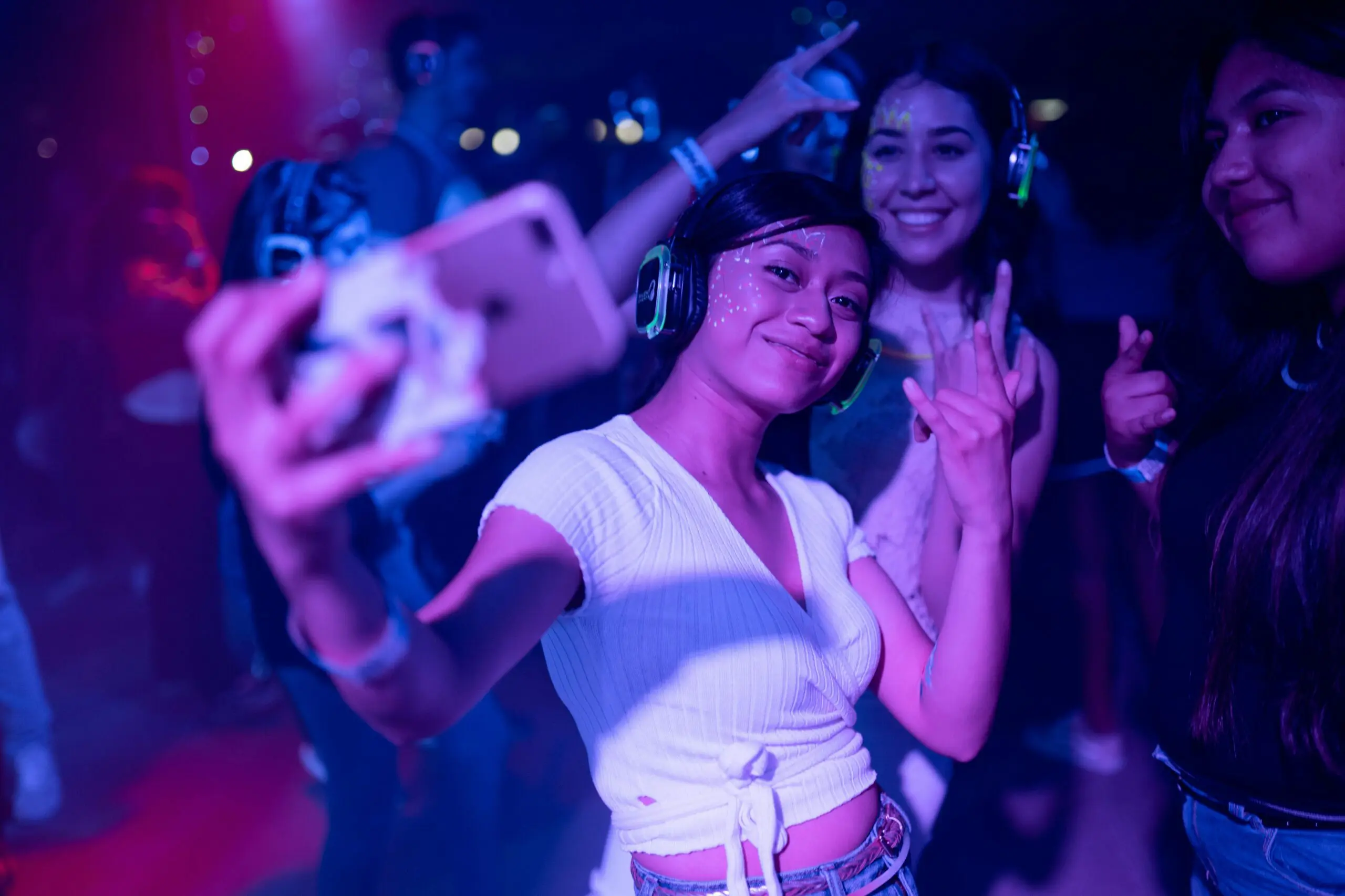 Silent disco met draadloze koptelefoons van Spinkit