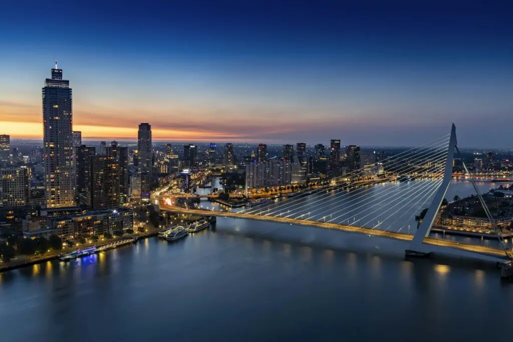 Skyline van Rotterdam bij nacht