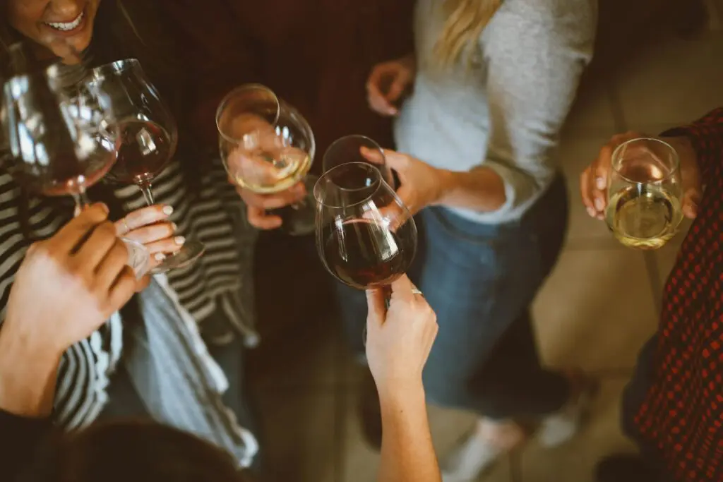 Collega's vieren feest tijdens een personeelsfeest